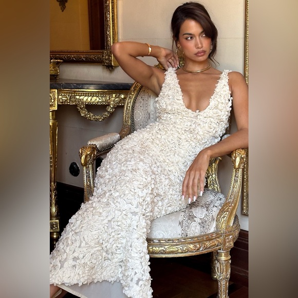 NWOT House of CB CARENA CREME PLUNGE FLORAL APPLIQUÉ MAXI DRESS - Picture 7 of 13